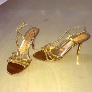👸🏽 Gold rhinestone heeled sandals